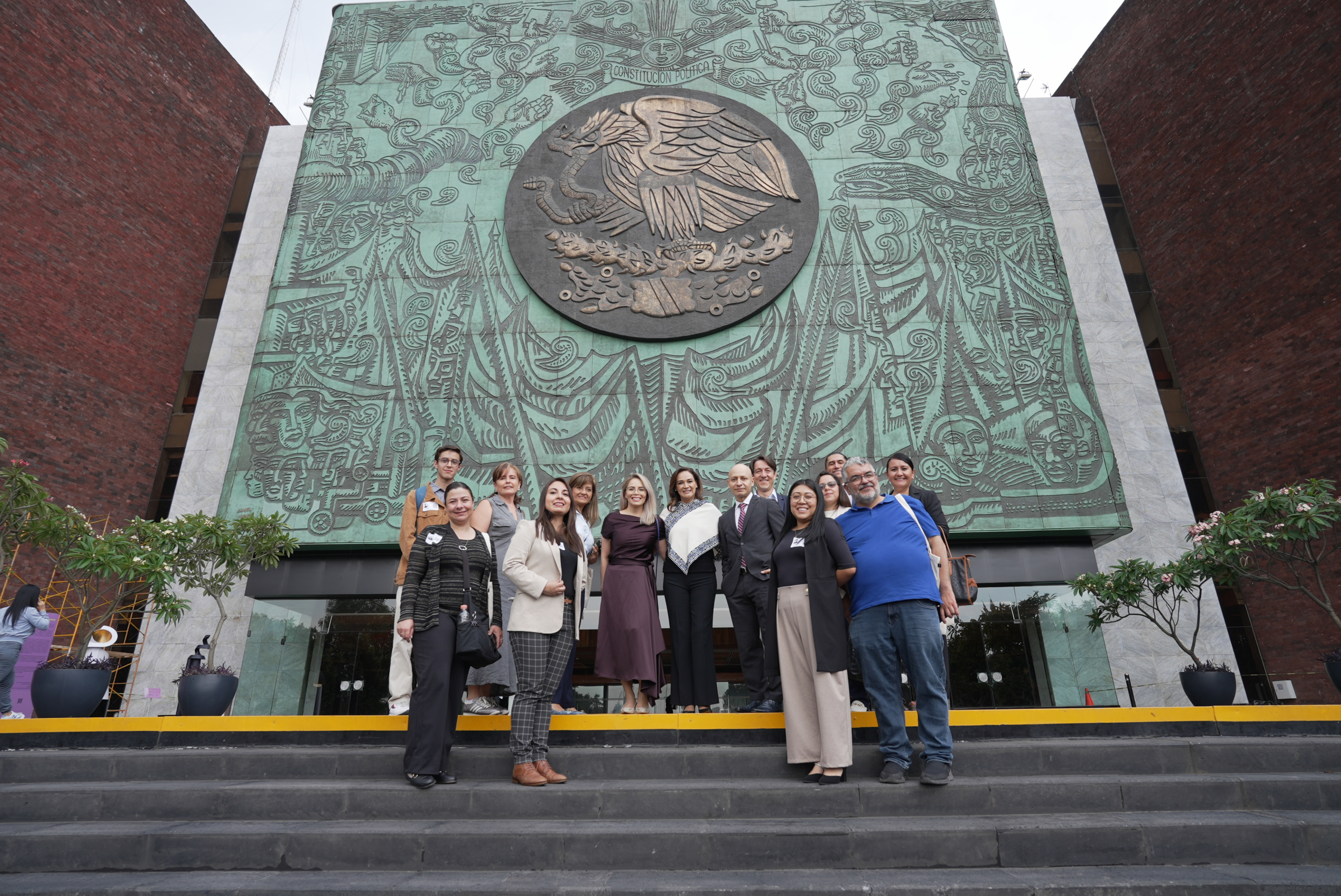Comunidad de feelink us frente a un edificio emblemático